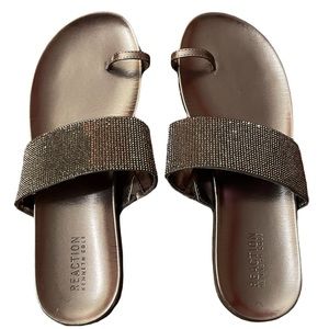 Kenneth Cole REACTION Women’s Slim Tracks 2 Toe Loop Flat Sandal